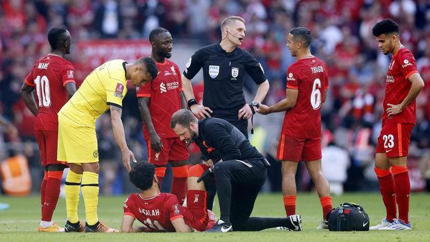 Soccer Football - FA Cup - Final - Chelsea v Liverpool - Wembley Stadium, London, Britain - May 14, 2022Liverpool's Mohamed Salah receives medical attention after sustaining an injury as referee Craig Pawson, Liverpool's Thiago Alcantara and Chelsea's Thiago Silva look on Action Images via Reuters/Peter Cziborra