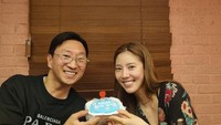Keduanya terlihat sangat bahagia sambil membawa cake berwarna biru. Foto: (Dok. Instagram @xondambi)