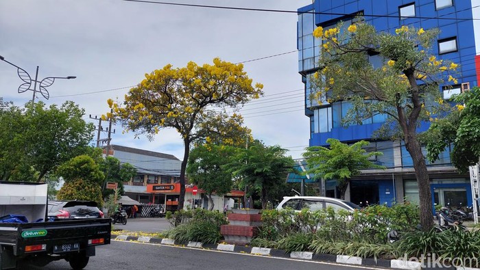 Hari ini, cuaca di Surabaya mendung. Hujan diprediksi akan mengguyur pada malam hari.