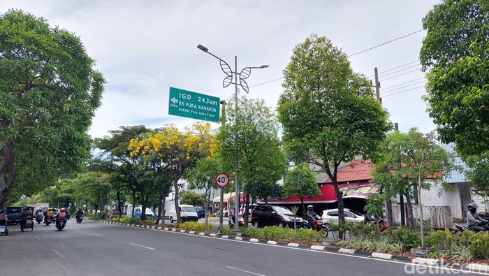 Hari ini, cuaca di Surabaya mendung. Hujan diprediksi akan mengguyur pada malam hari.