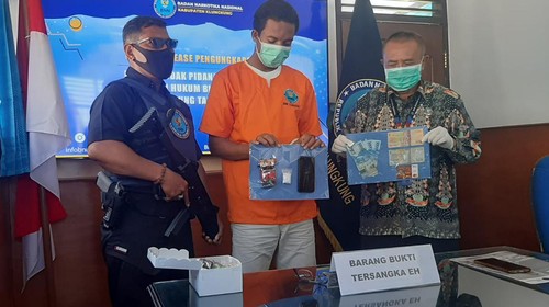 Tersangka EH saat dirilis BNNK Klungkung, Jumat (13/5/2022).