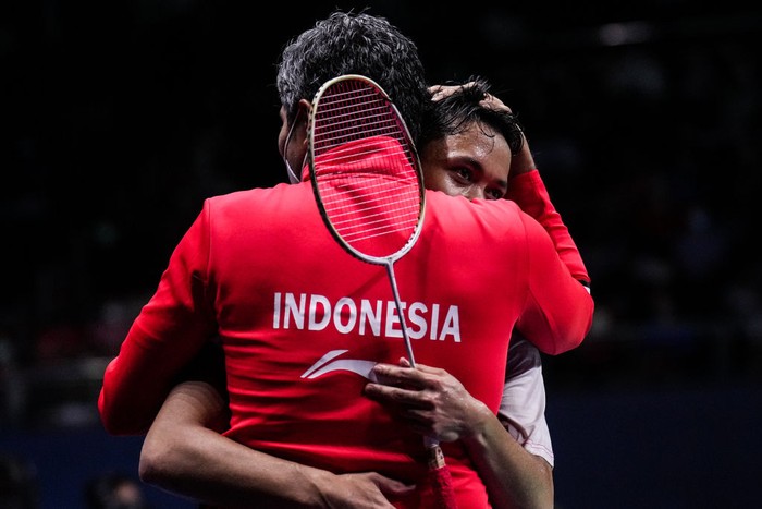 BANGKOK, THAILAND - MAY 13: Anthony Sinisuka Ginting of Indonesia celebrates the victory with his coach in the Thomas Cup Semi Final Mens Single match against Kento Momota of Japan during day six of the BWF Thomas and Uber Cup Finals at Impact Arena on May 13, 2022 in Bangkok, Thailand. (Photo by Shi Tang/Getty Images)