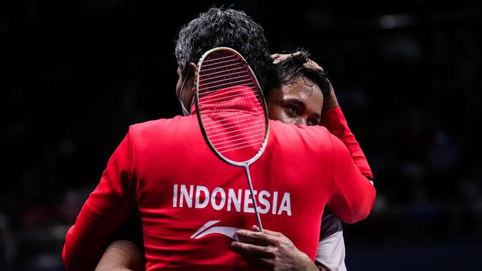 BANGKOK, THAILAND - MAY 13: Anthony Sinisuka Ginting of Indonesia celebrates the victory with his coach in the Thomas Cup Semi Final Mens Single match against Kento Momota of Japan during day six of the BWF Thomas and Uber Cup Finals at Impact Arena on May 13, 2022 in Bangkok, Thailand. (Photo by Shi Tang/Getty Images)