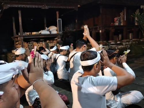 Tim Vovinam yang memperkuat kontingen Indonesia dalam Sea Games Vietnam 2022 melakukan persembahyangan bersama di Pura Luhur Batukaru, Jumat (13/5/2022).