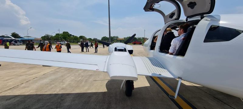 TNI AU memerintahkan sebuah pesawat sipil asing VOR06 dari Malaysia untuk mendarat karena masuk wilayah Indonesia tanpa izin. Begini kronologinya. (dok Dispenau)