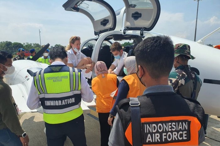 TNI AU memerintahkan sebuah pesawat sipil asing VOR06 dari Malaysia untuk mendarat karena masuk wilayah Indonesia tanpa izin. (dok Dispenau)