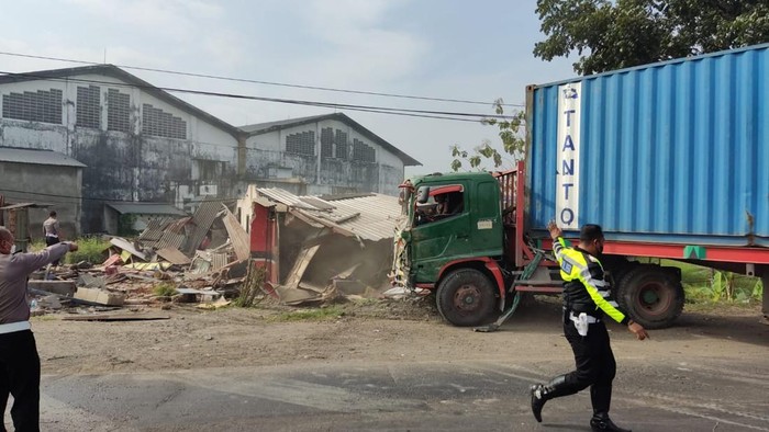 Truk tabrak warung dan pagar gudang di Mojokerto