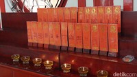 Pada altar sudah terpasang lilin dengan warna yang senada.