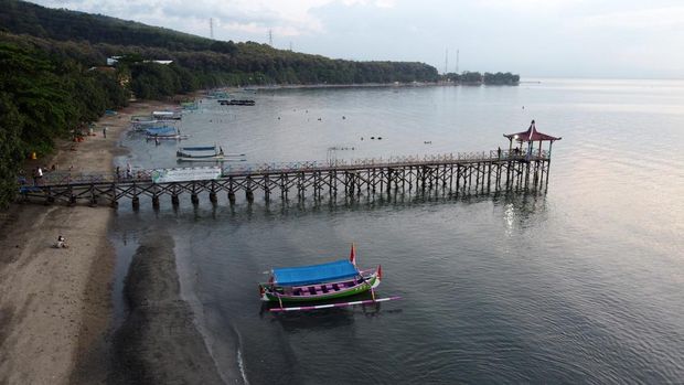 WISATA PANTAI PASIR PUTIH SITUBONDO Foto udara suasana Pantai Pasir Putih di Situbondo, Jawa Timur, Jumat (13/5/2022). Pantai yang berada di jalur Pantai Utara (Pantura) tersebut menjadi salah satu wisata bahari unggulan di Kabupaten Situbondo yang menawarkan panorama alam dan keindahan bawah lautnya. ANTARA FOTO/Budi Candra Setya/YU