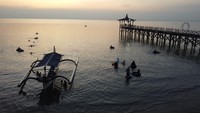 Pantai Pasir Putih Situbondo terletak di kecamatan Bungatan, Kabupaten Situbondo, Provinsi Jawa Timur. Jaraknya sektar 23 km di sebelah barat Situbondo.