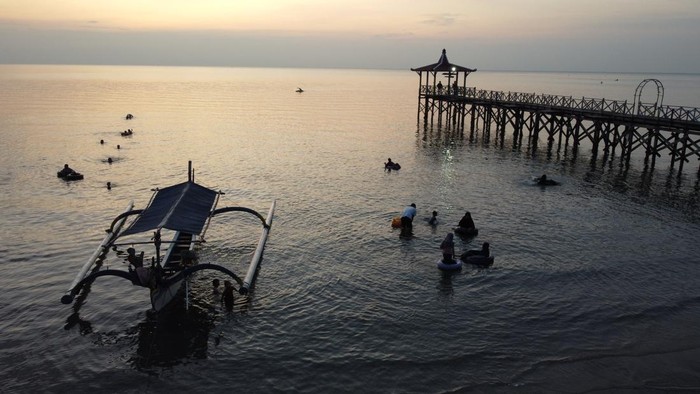 WISATA PANTAI PASIR PUTIH SITUBONDO Foto udara suasana Pantai Pasir Putih di Situbondo, Jawa Timur, Jumat (13/5/2022). Pantai yang berada di jalur Pantai Utara (Pantura) tersebut menjadi salah satu wisata bahari unggulan di Kabupaten Situbondo yang menawarkan panorama alam dan keindahan bawah lautnya. ANTARA FOTO/Budi Candra Setya/YU