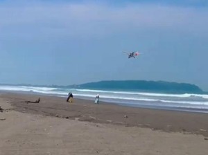 Terbang di Atas Pantai Pangandaran, Patut Dicoba Nih!