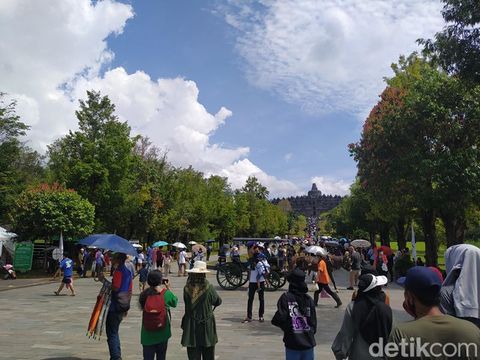 Wisatawan di Candi Borobudur, Kabupaten Magelang, Sabtu (14/5/2022).