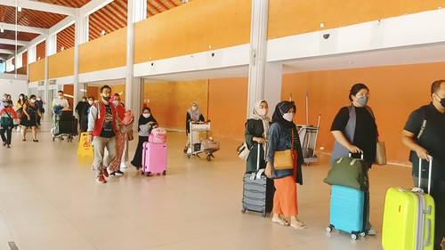 Wisatawan domestik tampak berdatangan dari area kedatangan wisatawan domestik di Bandara Internasional I Gusti Ngurah Rai Bali pada Sabtu (14/5/2022) siang