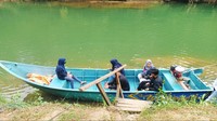 Salah satu akomodasi untuk menuju ke resto adalah dengan menaiki perahu