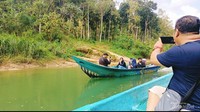 Keseruan menikmati kali Oyo dengan berperahu
