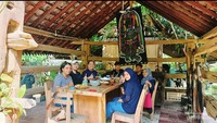 Tempat makan klasik kandang kebo menjadi spot menarik di Wulenpari
