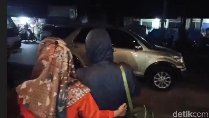 10 Sejoli mesum diciduk petugas Dinsos Makassar saat razia hotel dan hotel kelas melati (detikSulsel/Muh Ishak Agus)