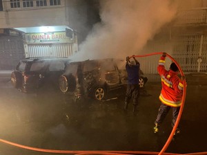 2 Mobil Jemaah di Masjid Baiturrahman Terbakar Diduga Korsleting