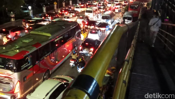 Akses jalan menuju Malioboro Jogja macet. Foto diambil Minggu (15/5/2022) dari Tempat Parkir Abu Bakar Ali.