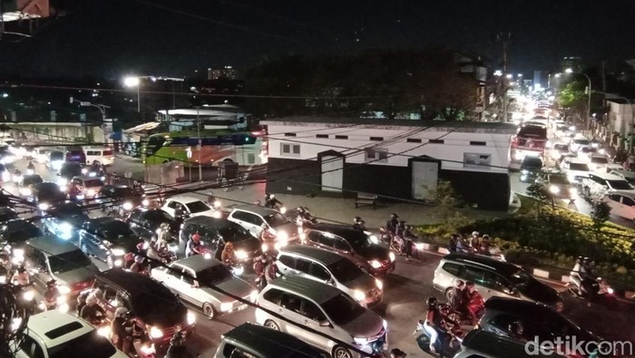 Akses jalan menuju Malioboro Jogja macet. Foto diambil Minggu (15/5/2022) dari Tempat Parkir Abu Bakar Ali.