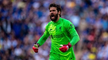 Peringkat 3 Alisson pemain Liverpool dengan rating 89. Foto: (Getty Images/Chris Brunskill/Fantasista).