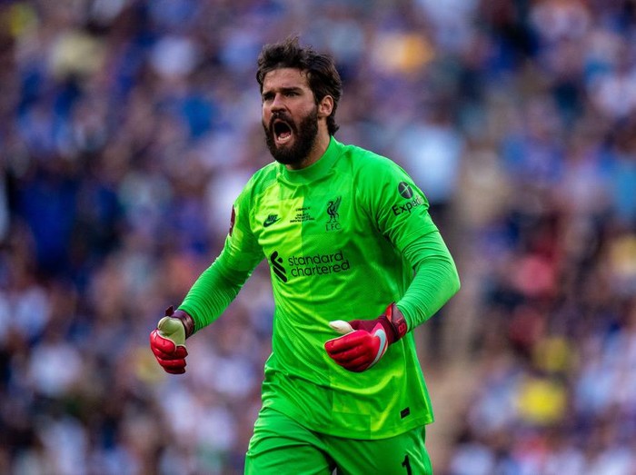 LONDON, ENGLAND - MAY 14: Alisson of Liverpool collides with Marcos Alonso of Chelsea during The FA Cup Final match between Chelsea and Liverpool at Wembley Stadium on May 14, 2022 in London, England. (Photo by Chris Brunskill/Fantasista/Getty Images)
