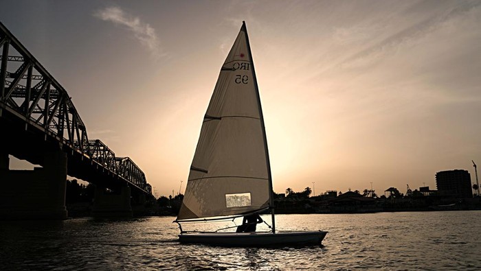 Berselanjar Angin di Sungai Tigris Irak Members of the Iraqi national windsurfing team train in the Tigris River for the Arab. sailing Championships in Baghdad, Iraq, Saturday, May 14, 2022. (AP Photo/Hadi Mizban)