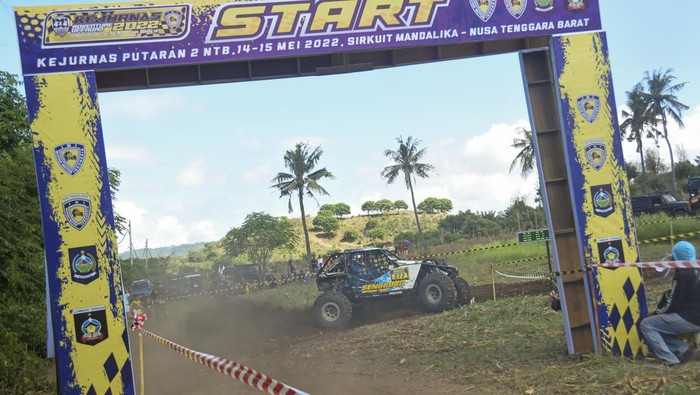 Bruum..Kejurnas Adventure Offroad di Mandalika Offroader memacu mobilnya saat mengikuti Kejuaraan Nasional (Kejurnas) Adventure Offroad Putaran II 2022 di Kawasan Ekonomi Khusus Mandalika, Desa Kuta, Kecamatan Pujut, Praya, Lombok Tengah, NTB, Minggu (15/5/2022). Kejurnas offroad yang diikuti oleh 58 pembalap dari berbagai daerah tersebut digelar selama dua hari guna memperkuat posisi The Mandalika sebagai destinasi pariwisata berkonsep sport tourism. ANTARA FOTO/Ahmad Subaidi/foc.
