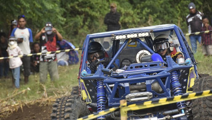 Bruum..Kejurnas Adventure Offroad di Mandalika Offroader memacu mobilnya saat mengikuti Kejuaraan Nasional (Kejurnas) Adventure Offroad Putaran II 2022 di Kawasan Ekonomi Khusus Mandalika, Desa Kuta, Kecamatan Pujut, Praya, Lombok Tengah, NTB, Minggu (15/5/2022). Kejurnas offroad yang diikuti oleh 58 pembalap dari berbagai daerah tersebut digelar selama dua hari guna memperkuat posisi The Mandalika sebagai destinasi pariwisata berkonsep sport tourism. ANTARA FOTO/Ahmad Subaidi/foc.