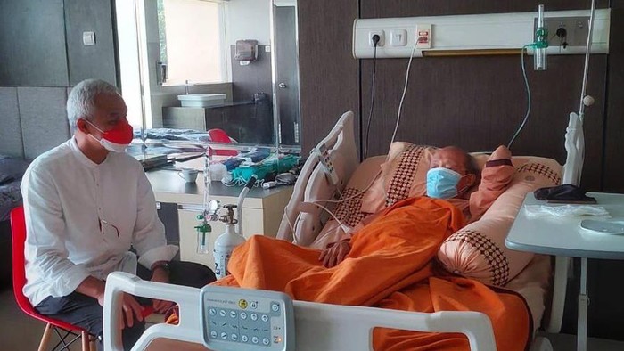 Guebernur Jateng Ganjar Pranowo menjenguk Buya Syafii Maarif dirawat di rumah sakit, Minggu (15/5/2022)