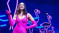 Seperti saat tampil di Berlin, Dua Lipa tampil seksi dengan kostum serba pink. Foto: Getty Images/Frank Hoensch