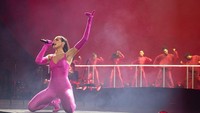 Dua Lipa pisah dari Anwar Hadid sejak tahun lalu, kini ia mengaku fokus pada kehidupan lajangnya. Foto: Getty Images/Frank Hoensch