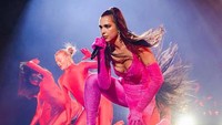 Penampillan Dua Lipa yang kerap menjadi perhatian publik. Foto: Getty Images/Frank Hoensch