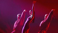 Penampilan panggung Dua Lipa yang kini makin atraktif. Foto: Getty Images/Frank Hoensch