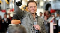 Dalam sebuah perayaan, Elon Musk tampak antusias. Ia bahkan sampai mengangkat botol wine yang akan diminum bersama-sama rekannya. Foto: Instagram
