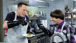 Gaya Sederhana Elon Musk saat Makan Es Krim dan Kentang Spiral
