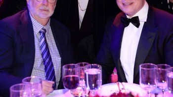Bersama sutradara George Lucas dan penyanyi Kanye West di acara formal, Elon juga ikut tampil formal. Foto: Instagram