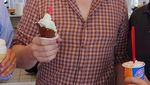 Gaya Sederhana Elon Musk saat Makan Es Krim dan Kentang Spiral