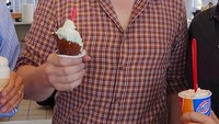 Gaya sederhana Elon Musk juga terlihat saat menikmati es krim. Begini gayanya saat membeli es krim di sebuah restoran fast food. Foto: Instagram