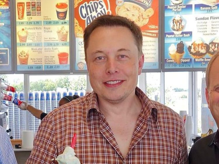 Gaya Sederhana Elon Musk saat Makan Es Krim dan Kentang Spiral
