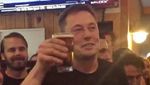 Gaya Sederhana Elon Musk saat Makan Es Krim dan Kentang Spiral
