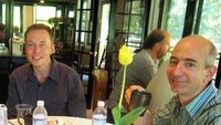 Kalau yang satu ini adalah momen Elon Musk saat kulineran berang founder Amazon, Jeff Bezos. Keduanya menikmati makanan dengan penampilan sederhana. Foto: Instagram