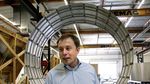 Gaya Sederhana Elon Musk saat Makan Es Krim dan Kentang Spiral