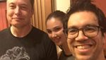 Gaya Sederhana Elon Musk saat Makan Es Krim dan Kentang Spiral