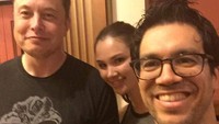 Diajak berfoto dengan orang lain, begini gaya Elon Musk yang tengah menikmati popcorn. Ia membeli popcorn dalam ukuran yang besar. Foto: Instagram