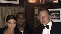 Tampil berbeda dengan blazzer, begini keseruan Elon Musk saat makan malam bersama Kim Kardashian. Setelah selesai makan, mereka berfoto bersama. Foto: Instagram