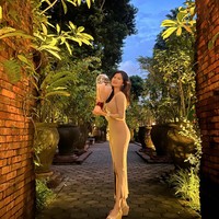 Dengan rambut panjang dan tubuh langsing, penampilan Felicia terlihat semakin memukau. Seperti dalam foto yang satu ini, ketika dirinya mengenakan rok panjang ketat yang memiliki belahan sampai ke paha di bagian kaki kirinya. Foto: Instagram/@feliciatissue