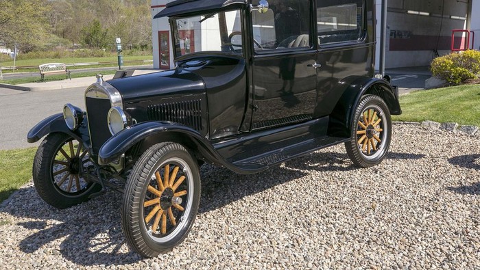 Ford T Tudor 1927 Ini Mejeng di Depan Cucian Mobil Colin Carabetta, co-owner of Class Act Auto Wash, cleans up a wheel on a 1927 Ford Model T Tudor in front of the business that also features a pet wash at 1275 E. Main St. in Meriden, Conn. Monday, May 9, 2022. The business hosts classic car shows throughout the year. The next car show is scheduled for Saturday, May 21. (Dave Zajac/Record-Journal via AP)