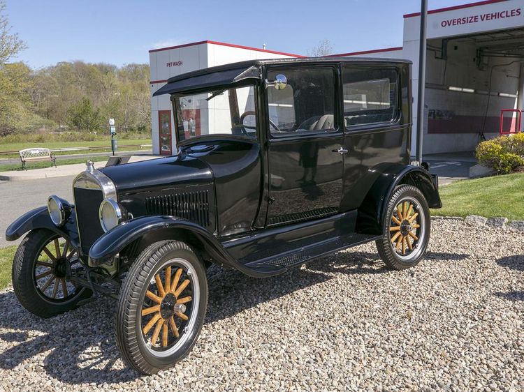 Ford T Tudor 1927 Ini Mejeng di Depan Cucian Mobil